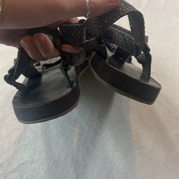 Teva sandals neutral metallic snakeskin pattern - Picture 9 of 9